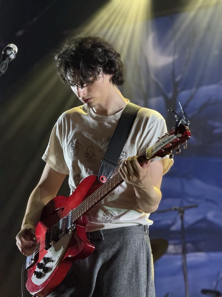 foahthinker's tweet photo. noah buying a guitar to be like his bf https://t.co/Qsx9Qan02k