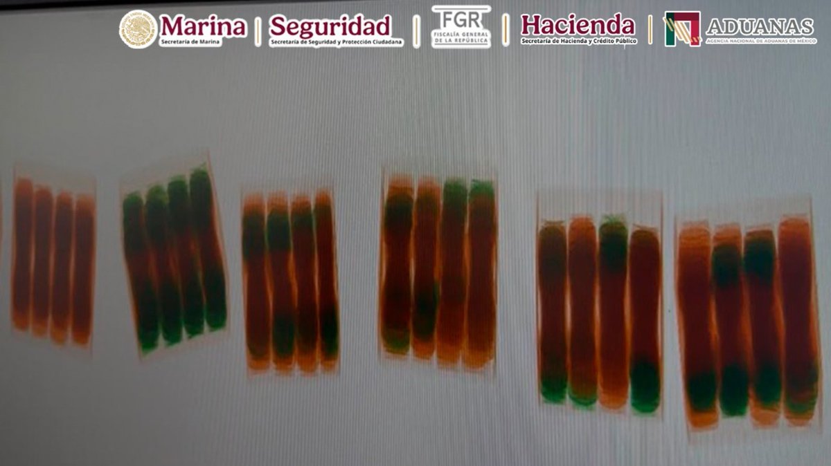 GabSeguridadMX's tweet photo. Mediante labores de control, vigilancia, revisión no intrusiva, en el @AICM_mx, elementos de @SEMAR_mx y @AduanasMx, con apoyo de un binomio canino, detectaron un cargamento de tránsito internacional declarado como café, con un peso aproximado de una tonelada, contaminado con cocaína.
Con estas acciones, las instituciones del Gabinete de Seguridad fortalecen los mecanismos de vigilancia para impedir el tráfico internacional de drogas y proteger la legalidad de las operaciones de comercio exterior.
