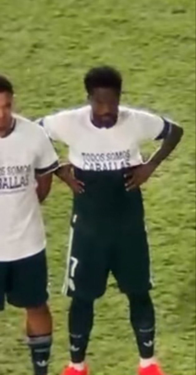 mastancono's tweet photo. 🚨VINICIUS JR 🚨 El premio Sócrates se ha puesto mal la camiseta de ánimos a Ceuta para que no se viera el mensaje. También lo hizo Kylian Mbappe quien dice merecer el balón de Oro. https://t.co/teA6WP5iFK