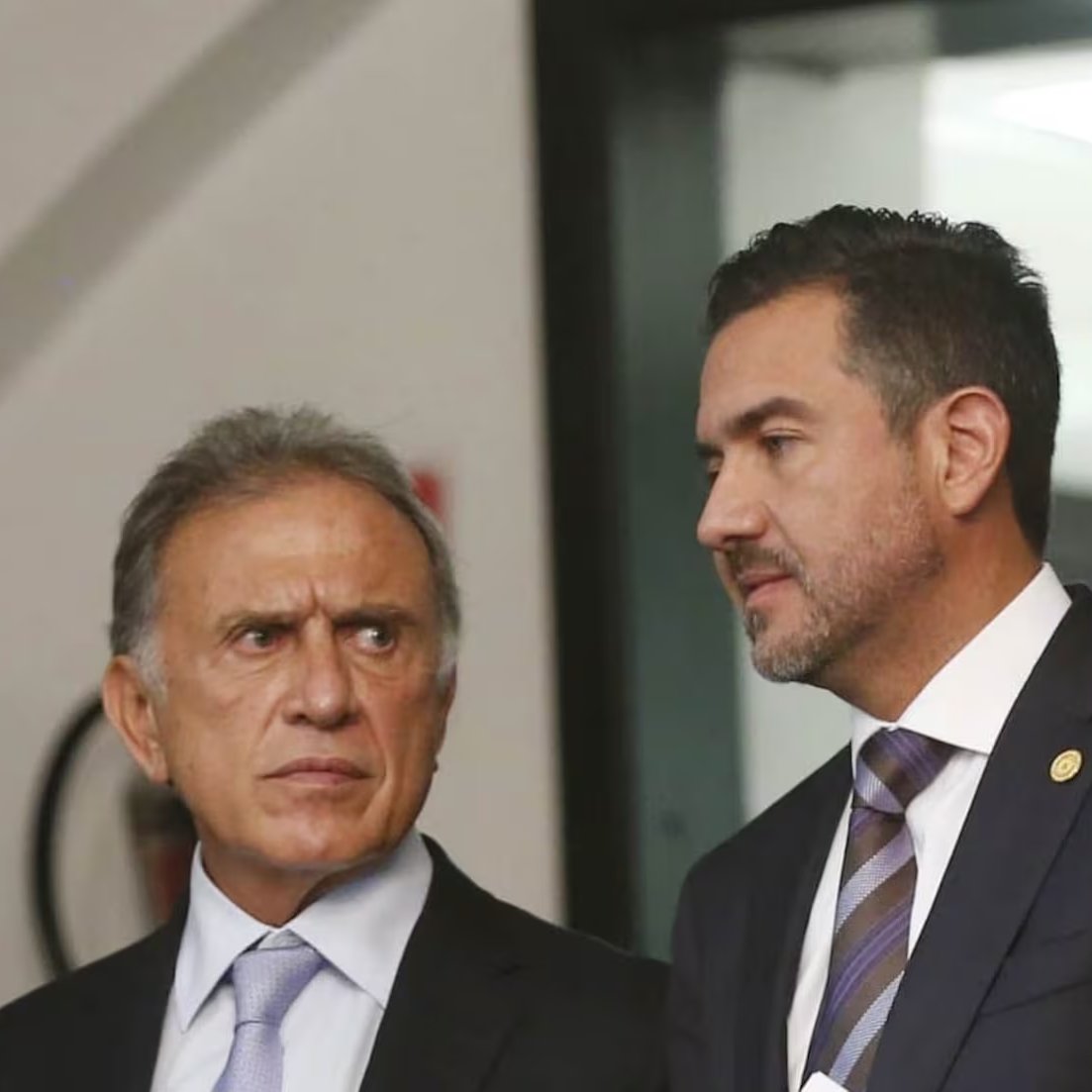 Juan_OrtizMX's tweet photo. 🗳️📌 ¡PURO TRAIDOR! ¡SINVERGÜENZA!: CIUDADANOS INCREPAN A YUNES EN EL AEROPUERTO

Miguel Ángel Yunes Linares fue confrontado por dos ciudadanos en el Aeropuerto Internacional de la CDMX.

“Puro traidor veracruzano, sinvergüenza”.

El exgobernador de Veracruz se acercó para responder.

“Yo no traicioné a nadie”.

El intercambio subió de tono y Yunes terminó diciéndole a uno de ellos “órale, ven para acá”.

El reclamo viene de lo ocurrido en septiembre de 2024.

Yunes Linares asumió temporalmente como senador suplente en plena discusión de la reforma judicial de AMLO.

Luego defendió a su hijo Miguel Ángel Yunes Márquez.

Horas después, Yunes Márquez dio el voto que Morena necesitaba para alcanzar la mayoría calificada y aprobar la reforma.

Así que dos años después, ese voto todavía los persigue.