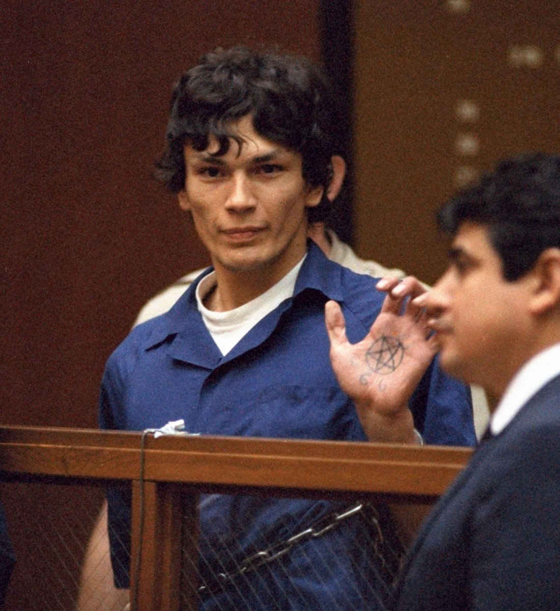 lovethve's tweet photo. mind you she’s worn a shirt with a s*ri@l k!!!er’s (Richard Ramirez) face on it more than once, but according to her fans promoting people like this is just her hobby. https://t.co/w57a2NS5uF