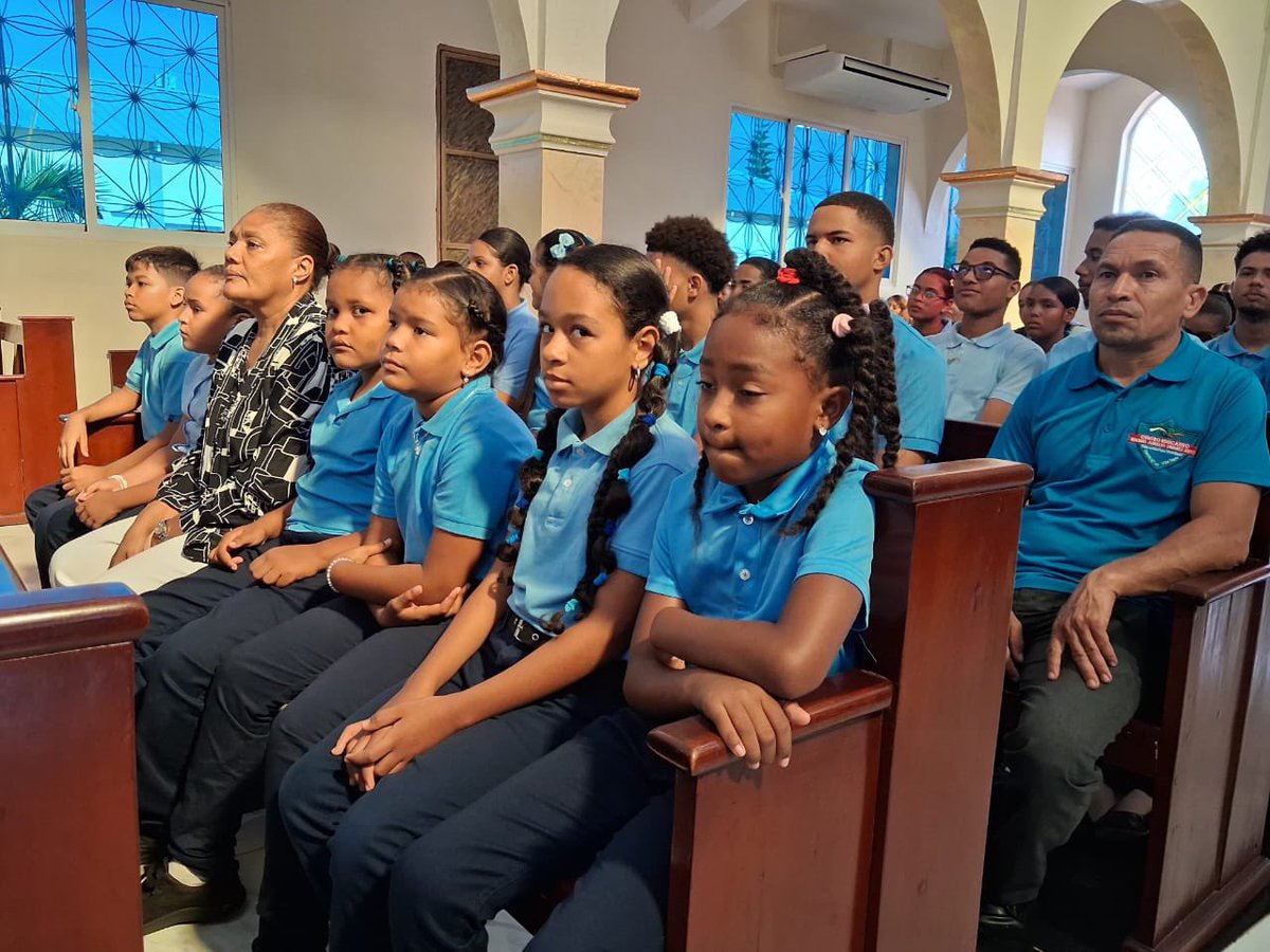 DistritoTapia's tweet photo. Con fe y gratitud, el Distrito Educativo 07-07 de Villa Tapia celebró la Eucaristía por el inicio del año escolar 2026-2027. Durante la celebración se guardó un minuto de silencio en honor a los profetas fallecidos, como muestra de respeto y memoria. https://t.co/TV5p6xtWEi