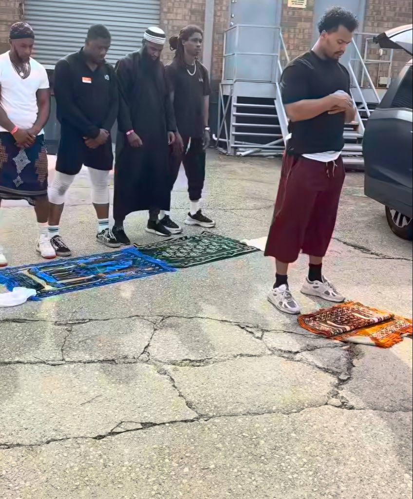 _xeejnene's tweet photo. What is the rationale behind performing salat with shoes on.

Is this sunnah or a form of Bid’ah (innovation). https://t.co/8T4BijNx1i