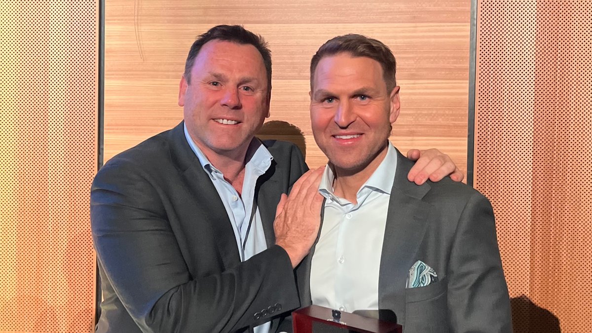 1116sen's tweet photo. Joint Lou Richards Medallists - @kanecornes 🤝 @davidking34. 

And bravo, @GerardWhateley. 👏

A big AFMAs for SEN | https://t.co/1kg7KyJEJ3

@SENBreakfast | @WhateleySEN | @SportsEntNet https://t.co/WTcouzSwuN