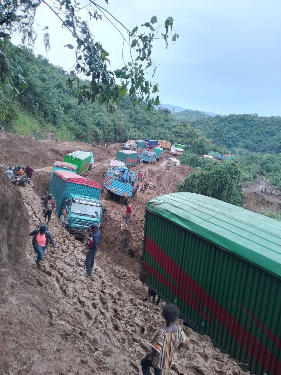PatrickManya5's tweet photo. Les difficultés de voyager dans la RN2 Bukavu-Mwenga se multiplient du jour au jour avec plus de 10barrières qu’on demande de payer une somme allant de 20000fc pour passer,  des coupeurs de routes hors barrières et un état avancé de délabrement de la route https://t.co/FyXAoBoDN6