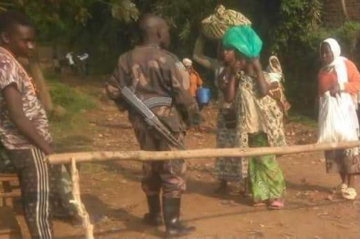 PatrickManya5's tweet photo. Les difficultés de voyager dans la RN2 Bukavu-Mwenga se multiplient du jour au jour avec plus de 10barrières qu’on demande de payer une somme allant de 20000fc pour passer,  des coupeurs de routes hors barrières et un état avancé de délabrement de la route https://t.co/FyXAoBoDN6