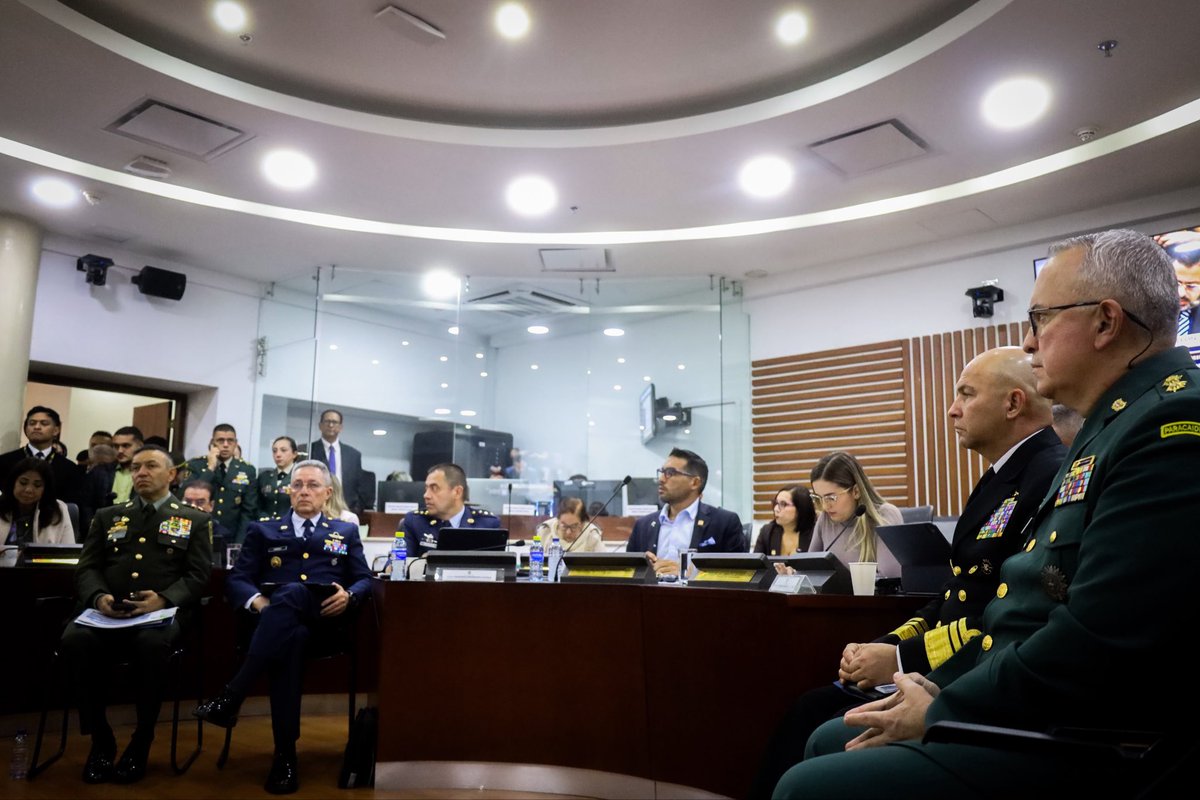 Comision2camara's tweet photo. 📸En debate de control político, escuchamos al viceministro de Defensa, @BGRuddyArias, quien expuso las necesidades y proyecciones presupuestales del Sector para la vigencia 2027. @mindefensaco
Se abordaron las brechas y recursos requeridos para operación y modernización. https://t.co/LcrBUjxaxd