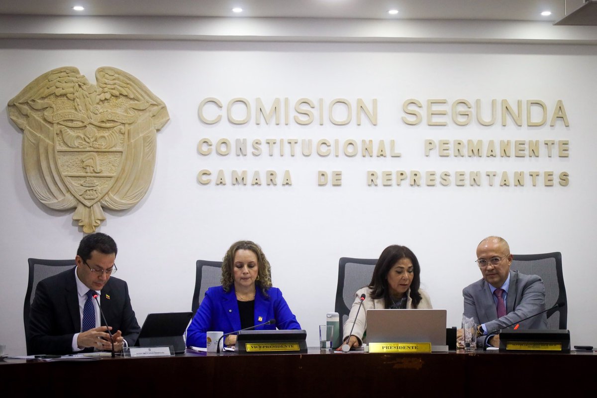 Comision2camara's tweet photo. 📸En debate de control político, escuchamos al viceministro de Defensa, @BGRuddyArias, quien expuso las necesidades y proyecciones presupuestales del Sector para la vigencia 2027. @mindefensaco
Se abordaron las brechas y recursos requeridos para operación y modernización. https://t.co/LcrBUjxaxd