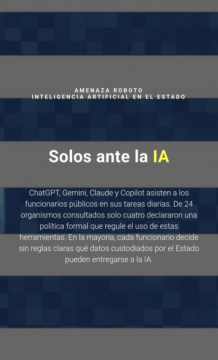 Placa informativa en formato vertical con fondo de franjas horizontales en tonos azul oscuro y gris. En la parte superior dice en letras pequeñas «AMENAZA ROBOTO - INTELIGENCIA ARTIFICIAL EN EL ESTADO». Al centro destaca el título principal en letras grandes: «Solos ante la IA». Debajo, un párrafo de texto en blanco explica que herramientas como ChatGPT, Gemini, Claude y Copilot asisten a funcionarios públicos, pero solo 4 de 24 organismos consultados cuentan con una política formal para regular su uso, dejando a criterio de cada funcionario qué datos custodiados por el Estado se comparten con la IA.