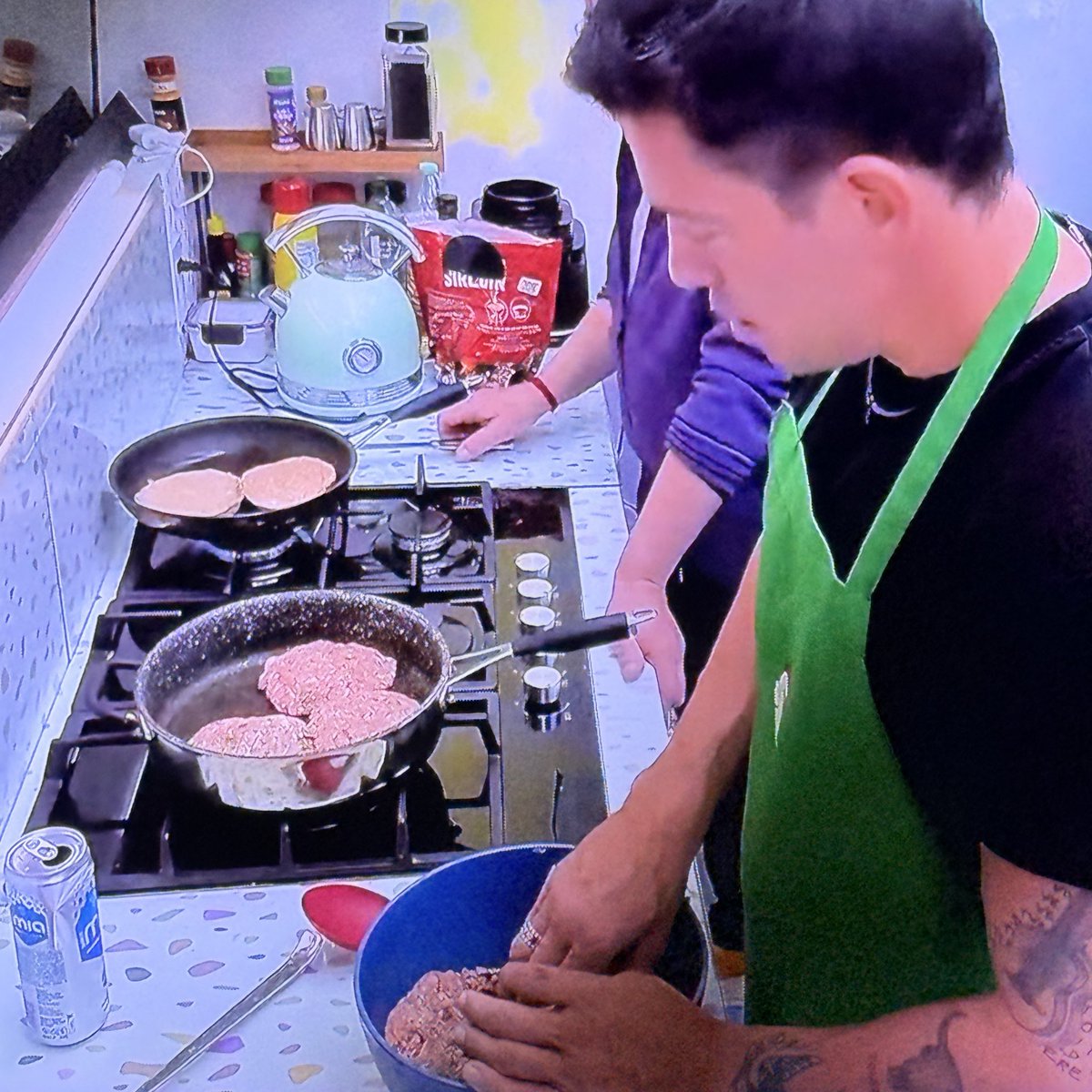 codigovertex's tweet photo. Aquí es  donde Yahir siempre se aprovecha, agarra las porciones más grandes no más échenle 👁️ jajajjajaj no por nada está metido en la cocina #LaCasaDeLosFamososMéxico #LaCasaDeLosFamososMéxico4 https://t.co/DyXbZF7RMU