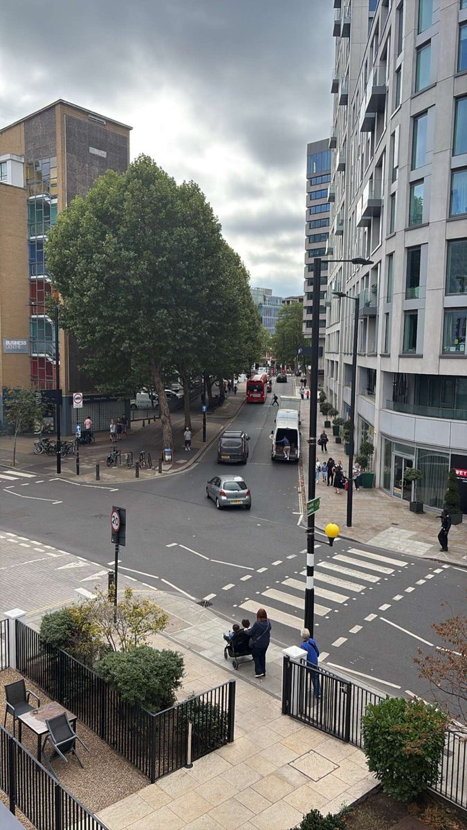 iidk39's tweet photo. First day of London https://t.co/fRa501gztC