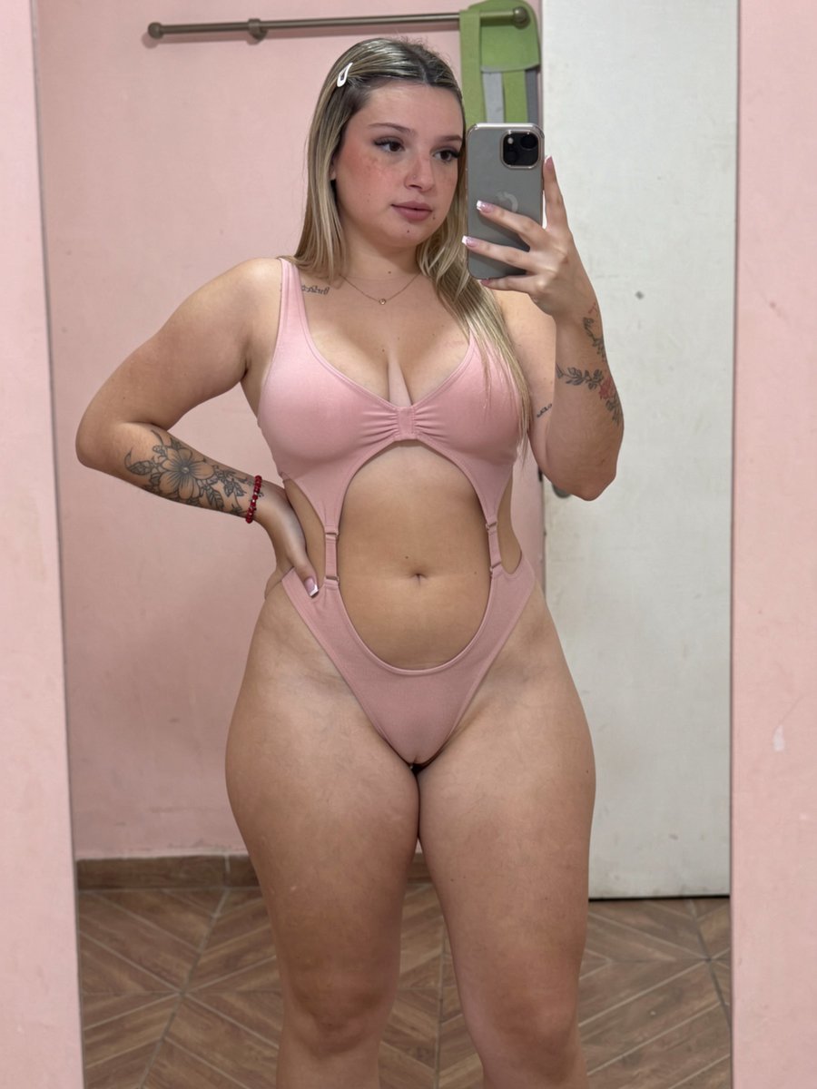 bellapuffie's tweet photo. Is the outfit too tight? https://t.co/gsVC3aY9Xs