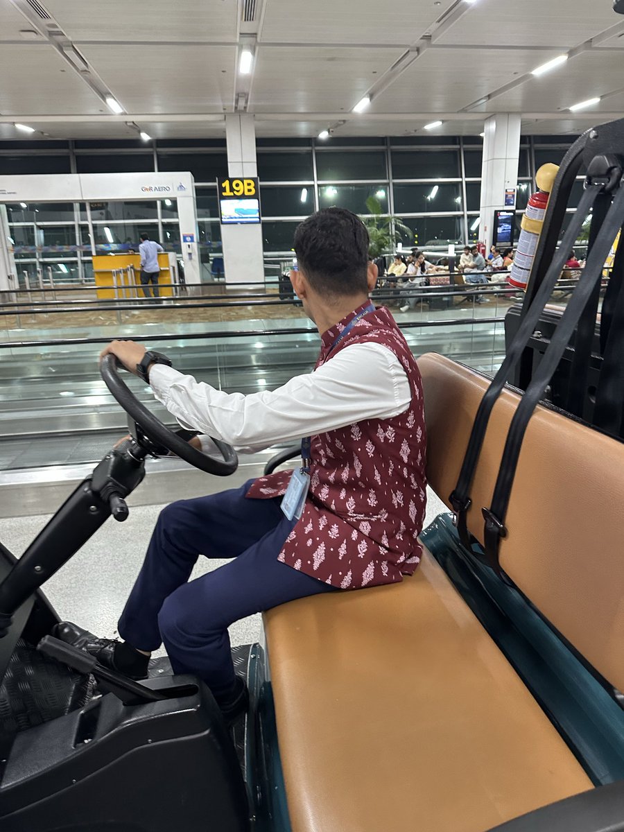 nars1802's tweet photo. @DelhiAirport can these folks be trained to not honk inside the terminal and treat this a road ? You need to replace those horns with a bell and remind the drivers that this is a passenger terminal all said and done . Common sense !! https://t.co/1VlthER3BR