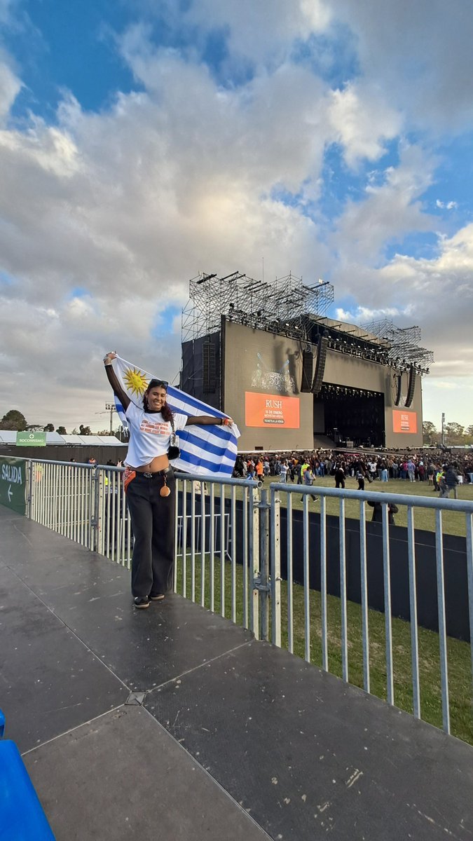 Juliskzot8's tweet photo. con la patria al hombro loco Uruguay presente y también mis mutis del paisito que no pudieron venir 🩵 https://t.co/npZwQoDxJf