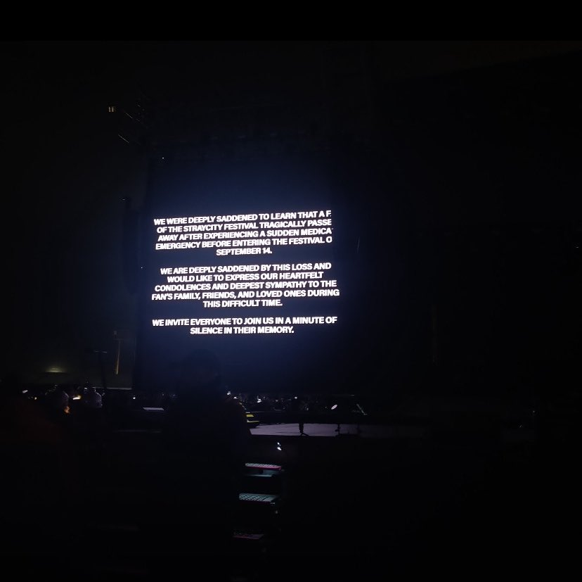 hyunkitte's tweet photo. a mensagem no telão ☹️💔

“Ficamos profundamente entristecidos ao saber que uma fã do festival STRAYCITY faleceu tragicamente após sofrer uma emergência médica súbita antes de entrar no festival em 14 de setembro.
Estamos profundamente entristecidos por esta perda e gostaríamos de expressar nossas mais sinceras condolências e profundo sentimento à família, amigos e entes queridos da fã durante este momento difícil.
Convidamos a todos a se juntarem a nós em um minuto de silêncio em sua memória.”