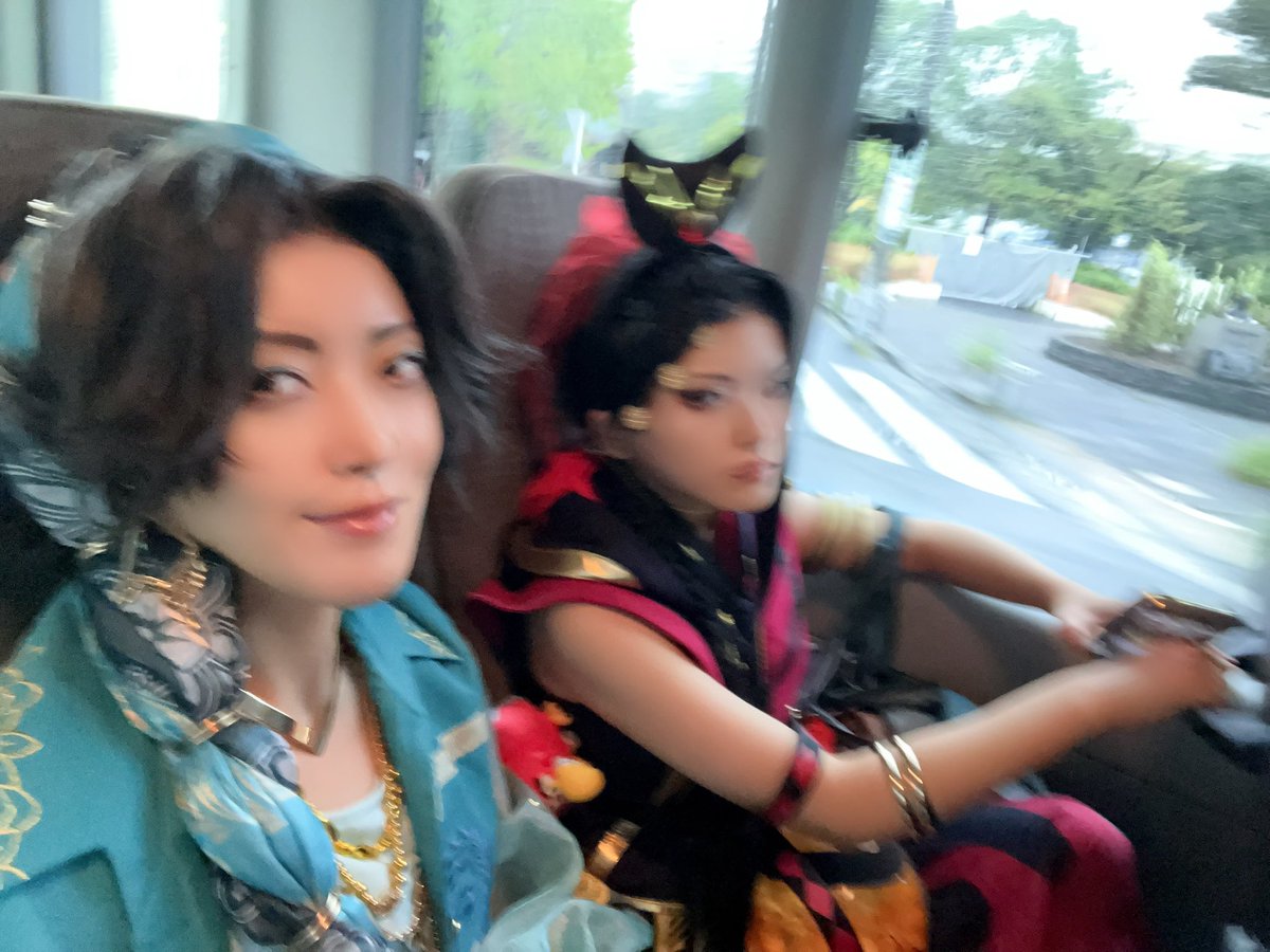 B1C088's tweet photo. バスに揺られてこれから向かいます
隣に浮かれ🐍が居る https://t.co/OXTEAnGvb5