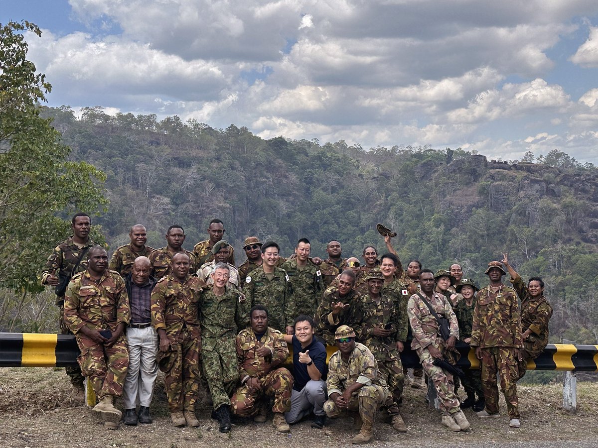 JGSDF_pr's tweet photo. 🇯🇵🇵🇬#陸上自衛隊 は、８月１７日から９月８日までの約１か月間、パプアニューギニア独立国において同国軍楽隊育成に係る能力構築支援を行いました。中央音楽隊の隊員６名が、同国軍楽隊員とともに演奏訓練に取り組み、地域の皆様に演奏を披露しました。会場は大きな盛り上がりに包まれました。
本事業は、パプアニューギニア軍楽隊の創設以来、１０年以上にわたり継続しています。
陸上自衛隊は今後も、音楽の力でパプアニューギニア独立国との友好関係を一層深めてまいります。