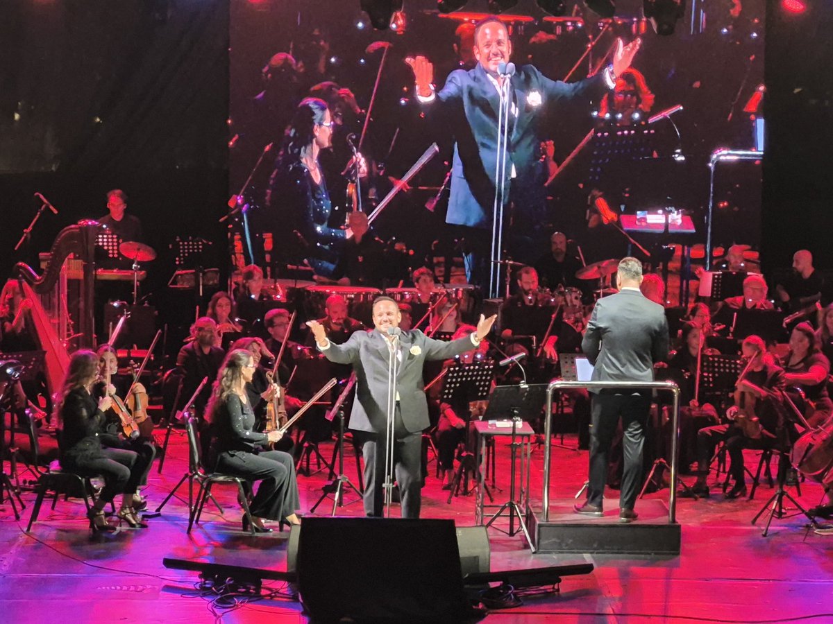 SerdarCam_tr's tweet photo. 📍Ankara

Ment Event’in organizasyonuyla Oran Açıkhava Sahnesi'nde, Avrasya Filarmoni Orkestrası eşliğinde gerçekleşen "Murat Karahan-Sezen Aksu Şarkıları" konserine katıldık.

Çok kıymetli Sanatçımız, Eski Devlet Opera ve Balesi Genel Müdürümüz Murat Karahan'ı ve ekibini kutluyor, başarılarının devamını diliyorum.

@muratkarahann 
@mahmutkrky