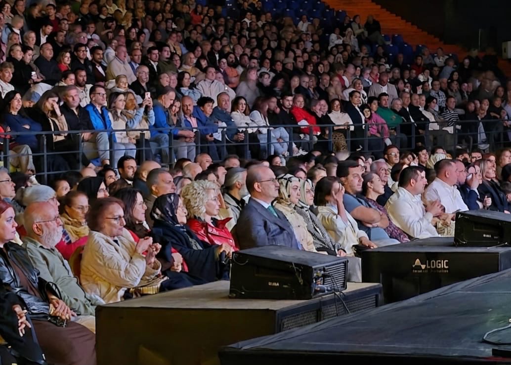 SerdarCam_tr's tweet photo. 📍Ankara

Ment Event’in organizasyonuyla Oran Açıkhava Sahnesi'nde, Avrasya Filarmoni Orkestrası eşliğinde gerçekleşen "Murat Karahan-Sezen Aksu Şarkıları" konserine katıldık.

Çok kıymetli Sanatçımız, Eski Devlet Opera ve Balesi Genel Müdürümüz Murat Karahan'ı ve ekibini kutluyor, başarılarının devamını diliyorum.

@muratkarahann 
@mahmutkrky