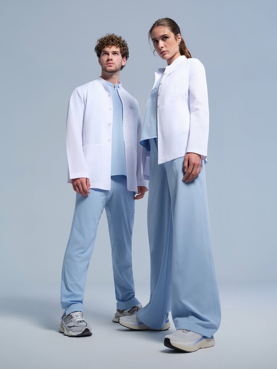 CosaUniform's tweet photo. 🌿 

Yeni COSA Tailored Fit® ÖNLÜK; modern hakim yakası, dengeli silüeti ve incelikle tamamlanan detaylarıyla profesyonel görünümün yeni ifadesi.

Kadın ve erkek kalıplarıyla..

#cosauniform
#morethanauniform #designedforprofessionals
#birüniformadandahafazlası 
#scrubs
#hastane https://t.co/CBo3t4O7ci