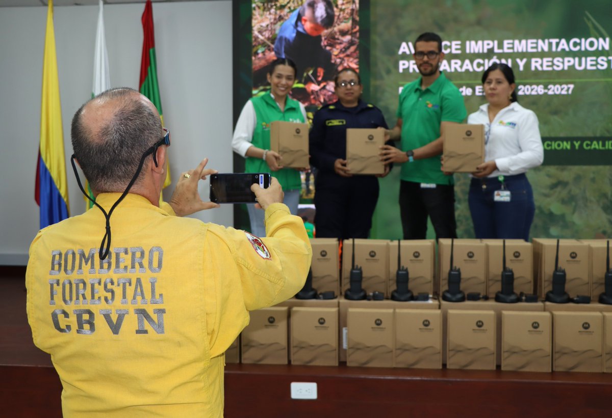 CAMHUILA's tweet photo. #NoticiasCAM 🗣️💚 | CAM fortalece la capacidad de respuesta de Cuerpos de Bomberos del Huila  con nuevos equipos de comunicación 👉🏻https://t.co/EAQyePmM4u

La CAM entregó un kit de comunicaciones  📡📲con tres radios portátiles a cada uno de los 26 Cuerpos de Bomberos 🚒👨‍🚒🧑‍🚒 https://t.co/1GCxs0EVkQ
