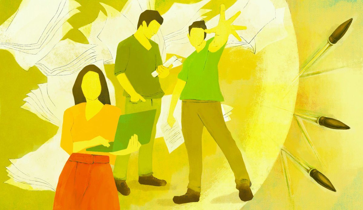 Ilustración en tonos amarillos y verdes de tres personas trabajando: una mujer con portátil en primer plano, un hombre sosteniendo un documento y otra persona levantando la mano. Al fondo aparecen páginas abiertas de un libro enorme y a la derecha tres lápices o pinceles apuntando hacia el centro.