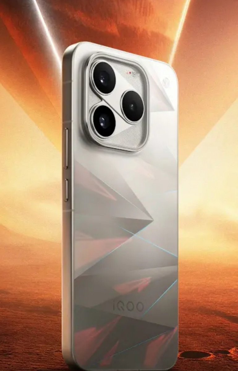noelmilar's tweet photo. IQOO 16 arrives in three futuristic colorways !

Tell us your favorite color 

Chasing light - sci-fi inspired look.

Legend - The Cool white finish reveals a subtle silver - gray texture.

Racing - inspired by the purple shade of F1 racing car.

Launch on September 29 in China . https://t.co/qGQsgAN4Kh