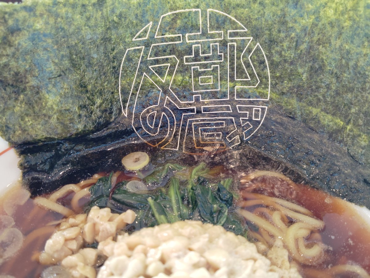 nomboo6's tweet photo. 常磐自動車道・上り友部サービスエリアにある友部の蔵で　黒醤油納豆ラーメンを注文　インパクト大のデカ海苔　ツルツル中麺　スープは納豆に合わせた感じで美味しかったです
強いていうならひきわりじゃない方がベターです　#路麺 https://t.co/iWOQqj6HLa