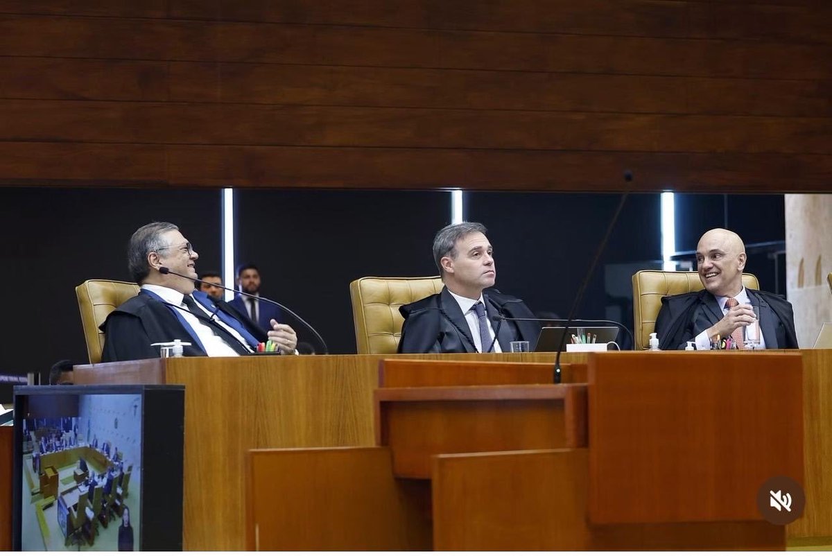 anapaulahenkel's tweet photo. Que tristeza, de verdade, assistir a essa sessão e ter de admitir que a Suprema Corte do Brasil virou uma VÁRZEA. 

E nós pagamos cada centavo por esse circo de horrores. https://t.co/xV0TeFgpu9