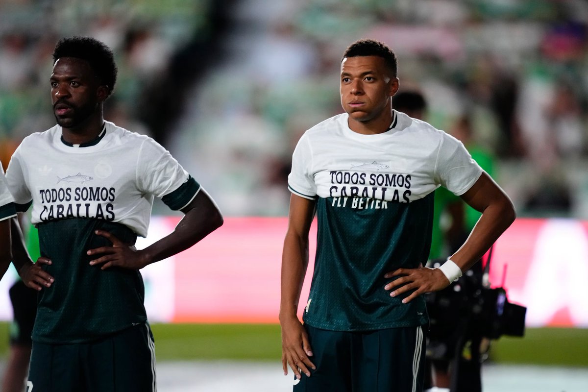 wallstwolverine's tweet photo. La imagen de Vinicius y Mbappé tapándose el mensaje de apoyo a Ceuta tras la invasión. https://t.co/U6QgiwL3uB