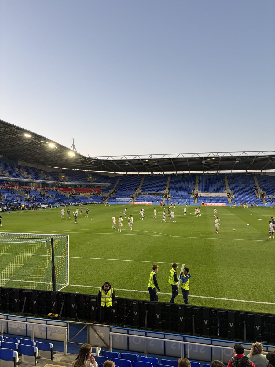 CPGolf26's tweet photo. Nice little training session on a Tuesday night #brentfordfc 

Your stadiums too big for you 🎶 

Into the hat for the next round 🎩 https://t.co/31hQH3Dbvi