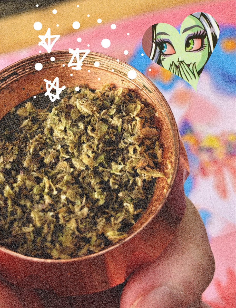 bec_0's tweet photo. posting from my bed 🎧
#weedtwt https://t.co/Cj9A9qONzj