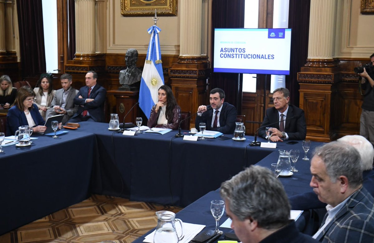 FlopezPrensa's tweet photo. 🏛. La Comisión de Asuntos Constitucionales, q tiene como vicepresidenta a la sdora @Florelop, reanudó el debate sobre el proyecto de ley de Reforma Electoral Integral del Ejecutivo que busca eliminar las PASO y modificar el régimen de financiamiento político, entre otros puntos. https://t.co/E2QD7Xjezo