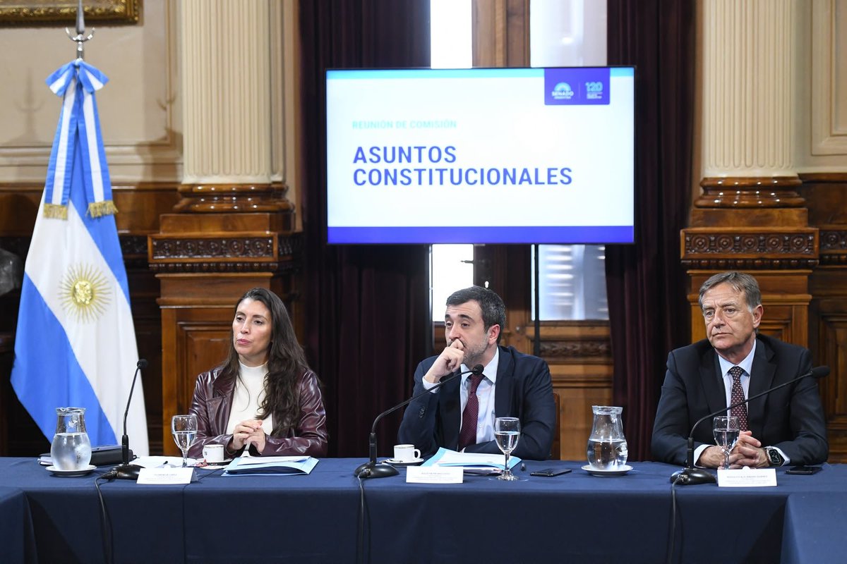 FlopezPrensa's tweet photo. 🏛. La Comisión de Asuntos Constitucionales, q tiene como vicepresidenta a la sdora @Florelop, reanudó el debate sobre el proyecto de ley de Reforma Electoral Integral del Ejecutivo que busca eliminar las PASO y modificar el régimen de financiamiento político, entre otros puntos. https://t.co/E2QD7Xjezo