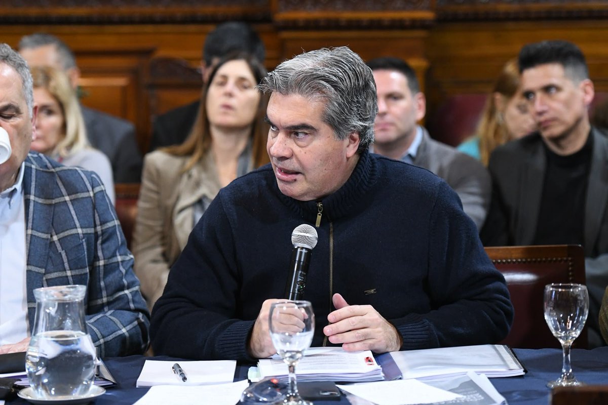 FlopezPrensa's tweet photo. 🏛. La Comisión de Asuntos Constitucionales, q tiene como vicepresidenta a la sdora @Florelop, reanudó el debate sobre el proyecto de ley de Reforma Electoral Integral del Ejecutivo que busca eliminar las PASO y modificar el régimen de financiamiento político, entre otros puntos. https://t.co/E2QD7Xjezo