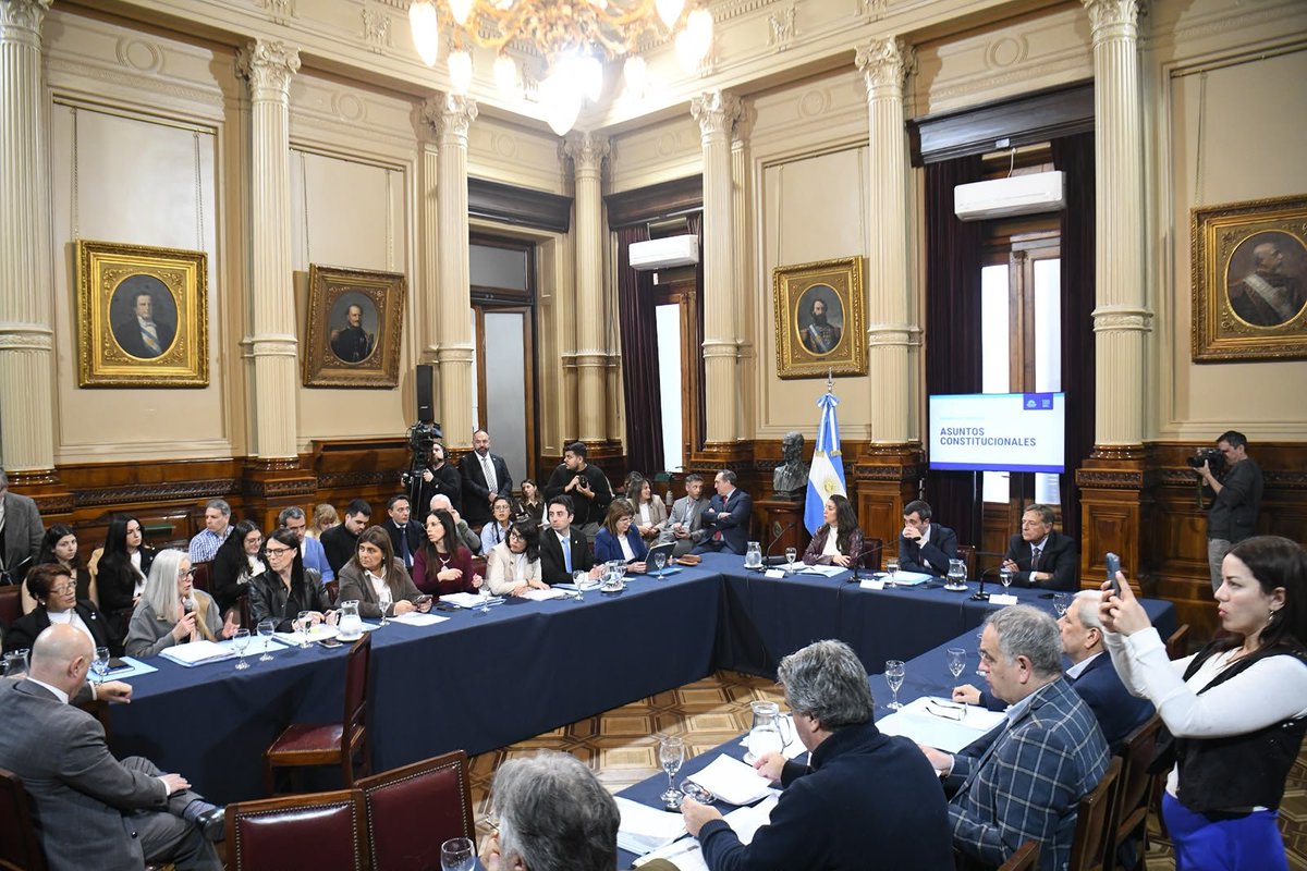 FlopezPrensa's tweet photo. 🏛. La Comisión de Asuntos Constitucionales, q tiene como vicepresidenta a la sdora @Florelop, reanudó el debate sobre el proyecto de ley de Reforma Electoral Integral del Ejecutivo que busca eliminar las PASO y modificar el régimen de financiamiento político, entre otros puntos. https://t.co/E2QD7Xjezo