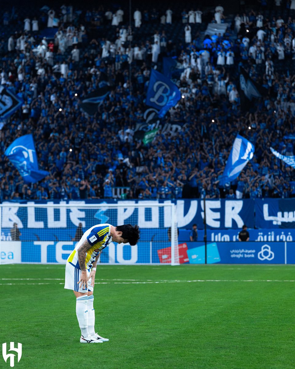 mohammad_f_1983's tweet photo. " أجمع ذرات الغبار ، فتصير جبلاً "
مثل كوري

المباراة الأولى .. يرتدي القميص للمرة الأولى يمسح على الشعار الأزرق بيده ، منذ لحظة الوصول كانت اللغة عائقاً لم يتحدث إلى أحد لوقتٍ طويل .. لكن يريد أن تتحدث قدماه الآن لغة الكرة .. اللغة التي يفهمها الجميع 

لا ينزلق بعنف كما يفعل المدافعين .. لا يُصارع بشراسة على الكرة ، كان أنيقاً كما لا يليق بمركزه .. بدا كما لو أنه يترك المهاجم بدهاء و خفه داخل المساحه المحرمه .. قبل أن يترك لحكام الرايه لذة إعدام كل هجمه 

كان مختلفاً و مبهراً ، يفعل كل هذا بعقلهِ فقط بحكمه تشبه روح السونبي الكوري .. لا يركض بحده ، أنه يبدو كما يليق بملامحه .. هادئاً متزنا�� ، كل هذا لم يمنعه من أن يبدو صلباً كما لو أنه جبل يقف أمام الحارس و المرمى ..

ترك كل هذا خلفه في السيتاما .. ركض فرحاً بلا وقار في ذلك النهار و لم يتوقف إلى الآن

أجمع ذرات الغبار .. الي في قلبي لك ملايين ذرة