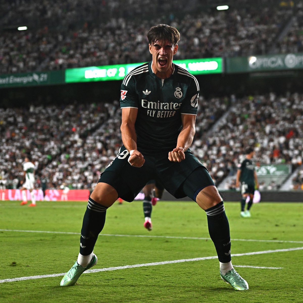 MadridXtra's tweet photo. CLUTCH ESPÍ. 😍😍😍 https://t.co/9fwlOkA4IS