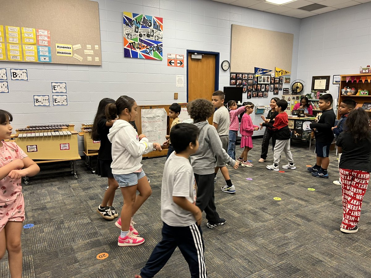 mimosamusic's tweet photo. 3rd graders are learning to sing in 2-part rounds by literally walking in circles as they sing! @koperniak @FultonCoSchools @AmandaS_EDU @MimosaManatee @FultonZone5 @Sara4fcs https://t.co/8zS7B7LQNP