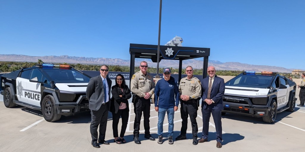 FBILasVegas's tweet photo. SAC Delzotto recently had the honor of touring LVMPD's Fusion Watch and Drone Operation Center with Attorney General Blanche. Seeing this 24/7 real-time intelligence hub in action highlights how essential advanced technology and remote drone response are to modern crime-fighting. Our community is fortunate to have such sophisticated assets keeping us safe.