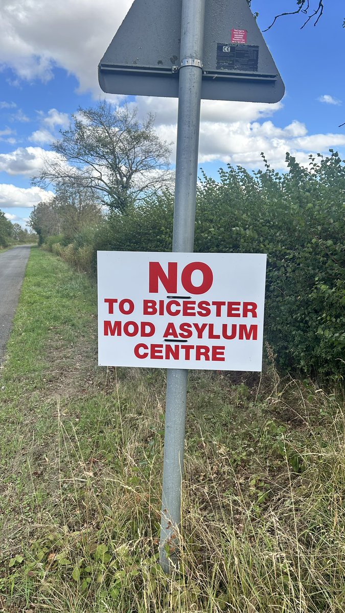 vicderbyshire's tweet photo. #Newsnight 1030pm LIVE @BBCTwo @BBCiPlayer 

I’ve spent the day in Piddington where some residents told me they were scared at the prospect of 1200 male asylum seekers moving nearby; and some said they feared villages like theirs were vulnerable to being exploited by the far right 

With @Victoria_Spratt 
@zubirahmed 
@Mark_J_Harper