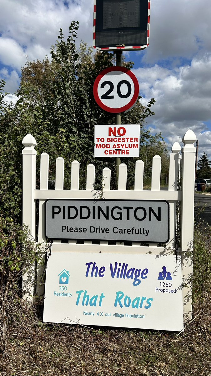 vicderbyshire's tweet photo. #Newsnight 1030pm LIVE @BBCTwo @BBCiPlayer 

I’ve spent the day in Piddington where some residents told me they were scared at the prospect of 1200 male asylum seekers moving nearby; and some said they feared villages like theirs were vulnerable to being exploited by the far right 

With @Victoria_Spratt 
@zubirahmed 
@Mark_J_Harper