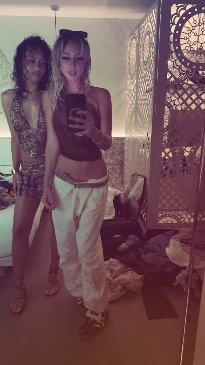 Upayhayle's tweet photo. the thought of getting drained by me and my vanilla friend makes you weak doesn’t it https://t.co/nN1CNbwgiW