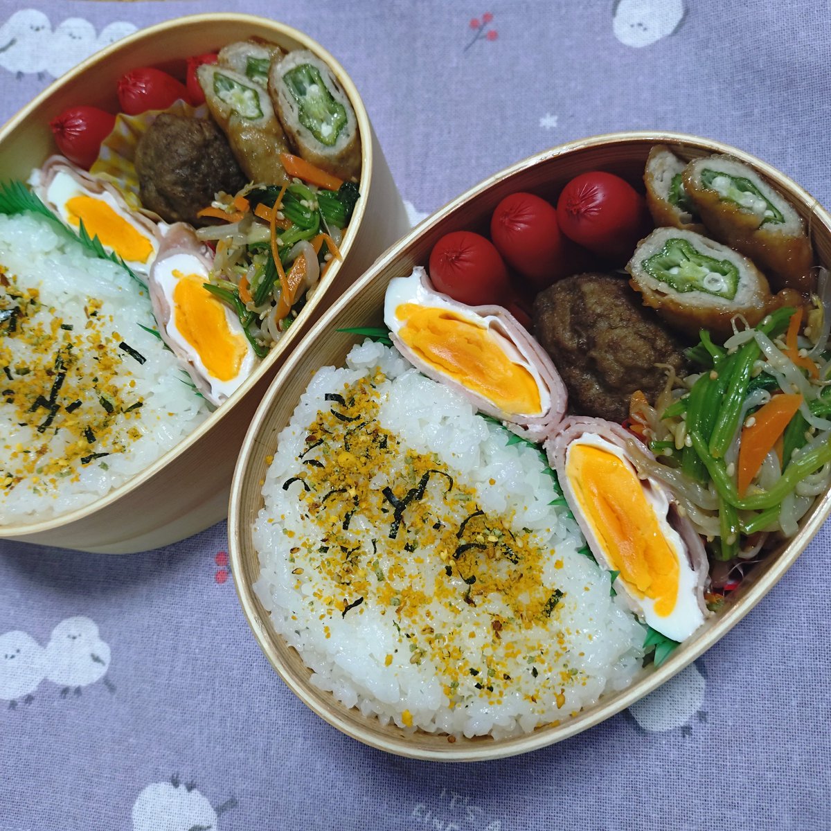 amane__simply's tweet photo. おはようございます☔

本日の息子弁当🍱
🌱ミニハンバーグ
🌱オクラの肉巻き
🌱3色ナムル

今日は休みなので、コインランドリー行って、家でゴロゴロしよかな〜
雨だし疲れもあり出掛ける気にはならない😥地面師をまた1から観てるから続きみよっと🎶

#お弁当　#お弁当記録　#曲げわっぱ　#息子弁当 https://t.co/yk18vyOEcm