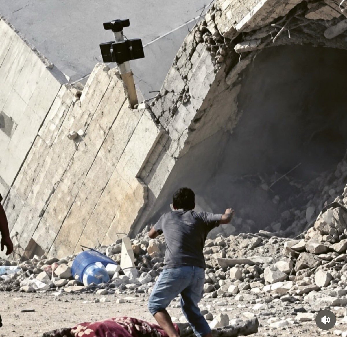 mohammedhaniya's tweet photo. كان همّه أن يُسعف..
فصار هو الهدف وقُصف.

طفلٌ غزّي حمل من الشجاعة ما يكفي أمّة
بينما أمّةٌ كاملة لم تحمل لغزة حتى شجاعة هذا الطفل. https://t.co/68Xk6HiZAk