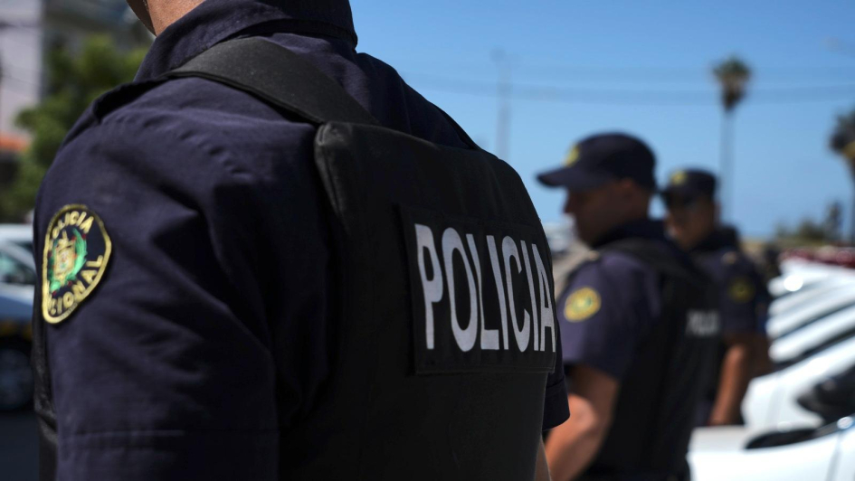 jemagin's tweet photo. Cuando un disparo activa una respuesta. ⚠️

Una alerta de #ShotSpotter llevó a la Policía hasta una vivienda donde fueron incautados 12 ladrillos de droga, una pistola Glock 19 y 283 municiones, además de cargadores, dinero y otros elementos.
El procedimiento comenzó después de que el sistema detectara posibles disparos de arma de fuego durante la madrugada.

Detectar el disparo permitió localizar el lugar y activar rápidamente la respuesta policial.
Un caso concreto de cómo la tecnología de detección de disparos puede aportar información crítica para fortalecer la seguridad pública.

🎥 Conoce el caso completo del @Minterioruy en este enlace: https://t.co/TN2qBzH5Os 

#SoundThinking #ShotSpotterSavesLives #ShotSpotterSalvaVidas #Uruguay
@soundthinking_