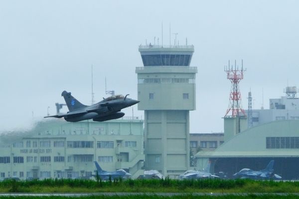 cubmanyuu's tweet photo. ラファール祭り2日目
雨日でも見せてくれました超低空上がり！ https://t.co/CMT5qz813l