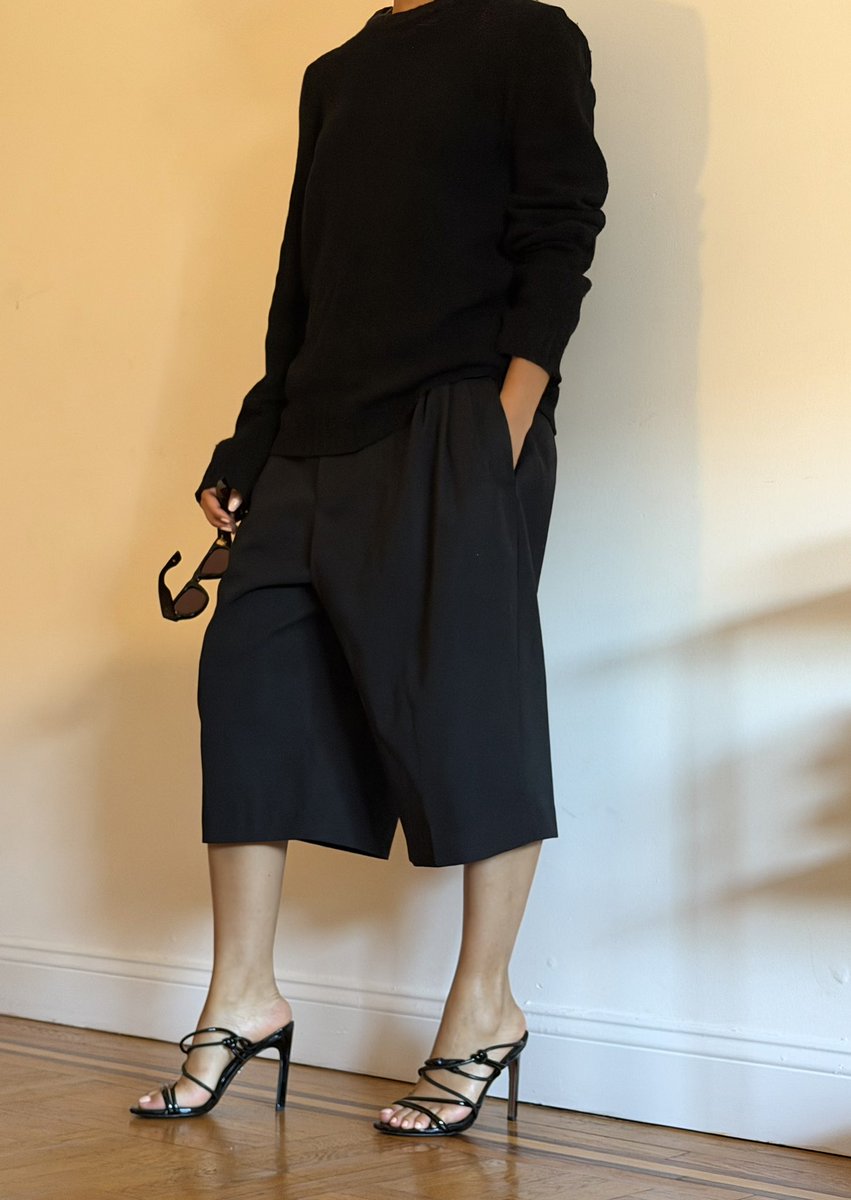 PereiraCyd77098's tweet photo. My outfit for staying in the house and answering emails today. https://t.co/epDmU6SS7b