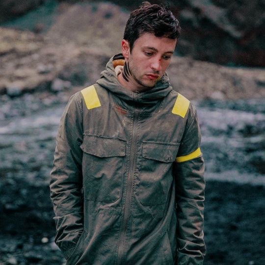 blurryfacefiles's tweet photo. Jumpsuit MV >> https://t.co/LwA1eT9W3h
