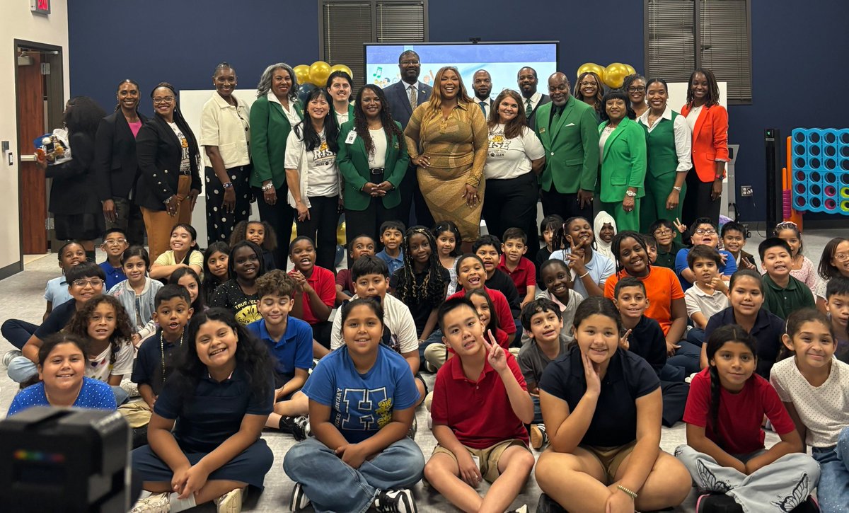 MatturroMEd's tweet photo. What a special treat to get to welcome back former @HicksTigers, singer songwriter Lizzo!!! Not only did our students get to hear her read her new book but she invited them to sing our school song together!!!! #OnceaTigerAlwaysaTiger ๐ฏ #LilLizzo #SashaBFlootin ๐๐ถ๐ https://t.co/0wKi9vtJ6e